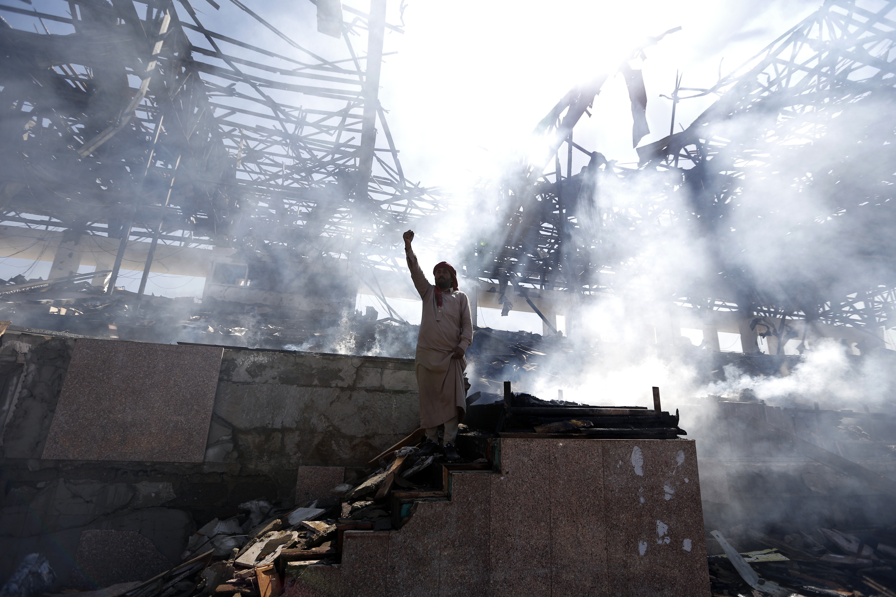 Conséquences d’une frappe aérienne en novembre 2017 à Sanaa, capitale du Yémen (AFP)