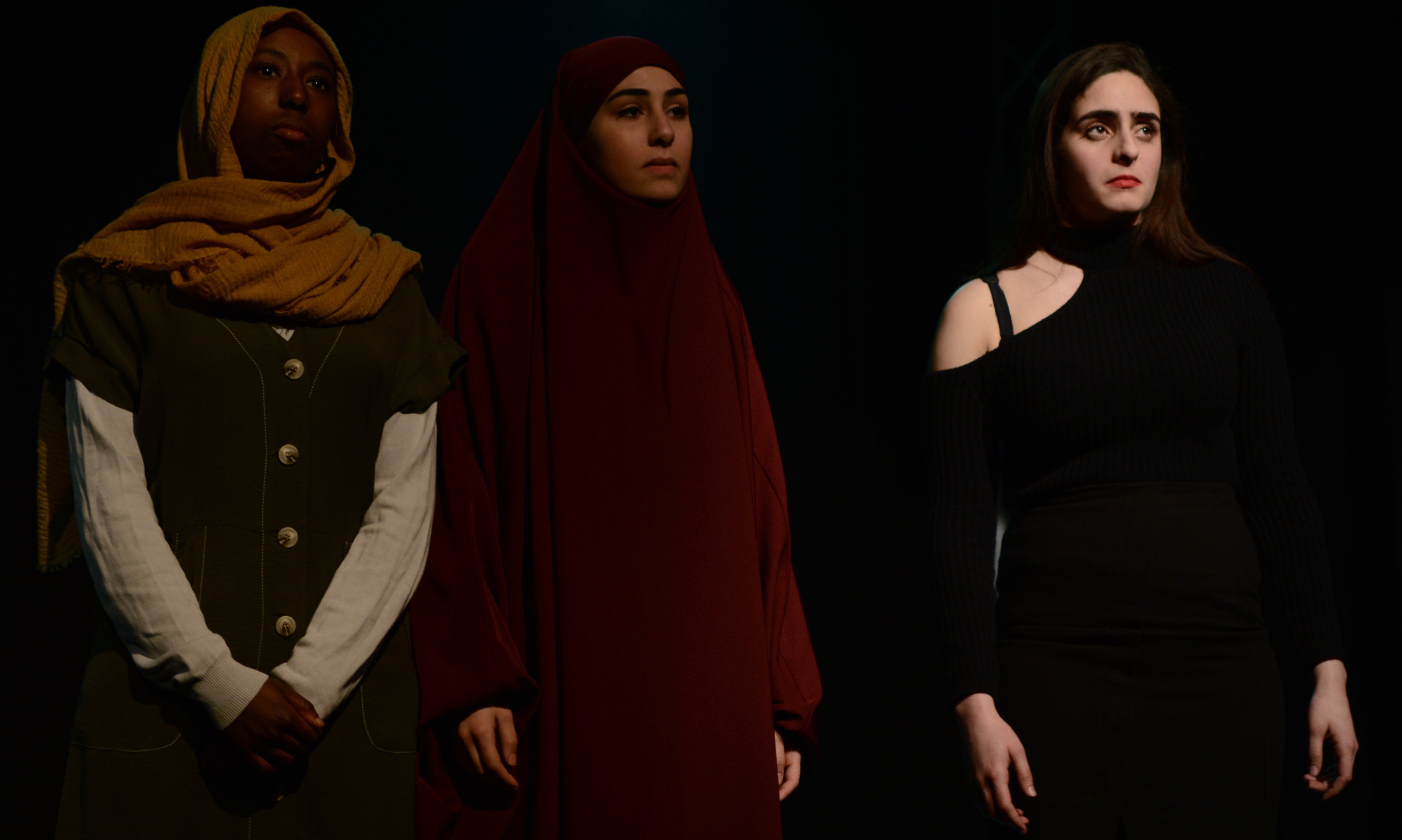 Des comédiennes sur scène à la pièce du théâtre Sois forte et tais toi, une production de Ras El Hanout sur les multiples identités en tant que femmes (Avec l'aimable autorisation de Salim Haouch)