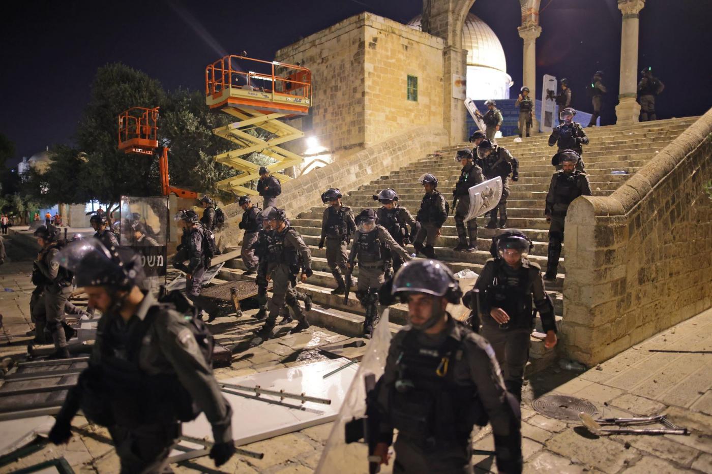 Les forces israéliennes se déploient dans le complexe de la mosquée al-Aqsa à Jérusalem le 10 mai 2021 (AFP)