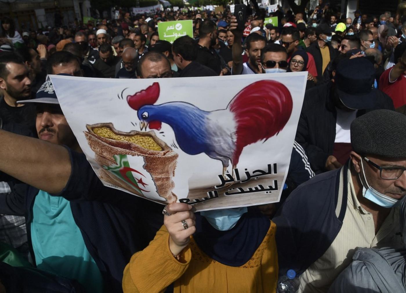 « L’Algérie n’est pas à vendre » : slogan et pancarte antifrançais lors de la manifestation du vendredi 10 avril à Alger (AFP)