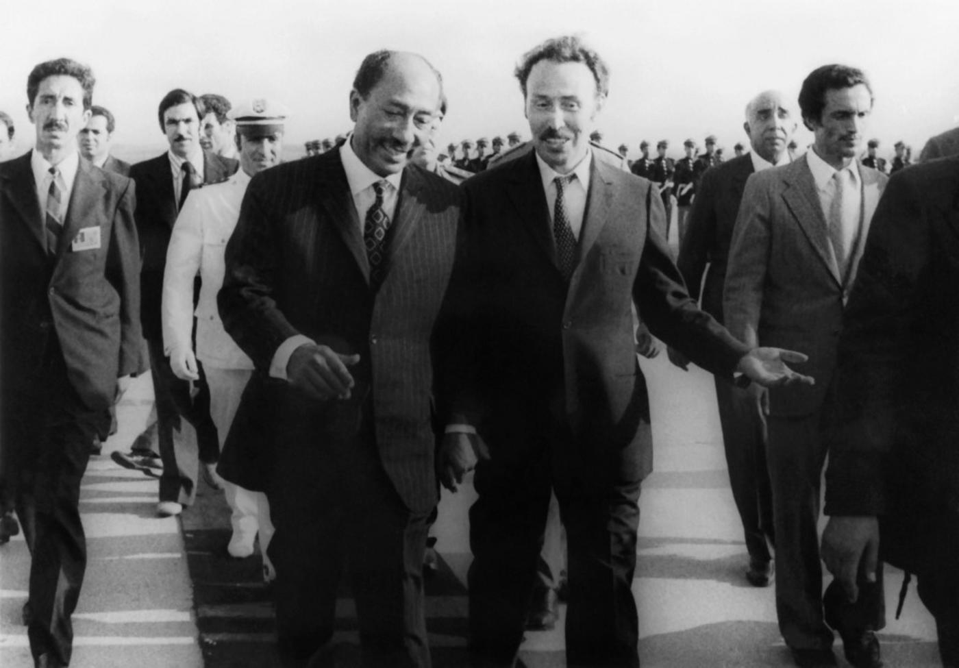 Le président Houari Boumédiène accueille son homologue égyptien, Anouar al-Sadate, à l’aéroport d’Alger, le 10 septembre 1973 (AFP)