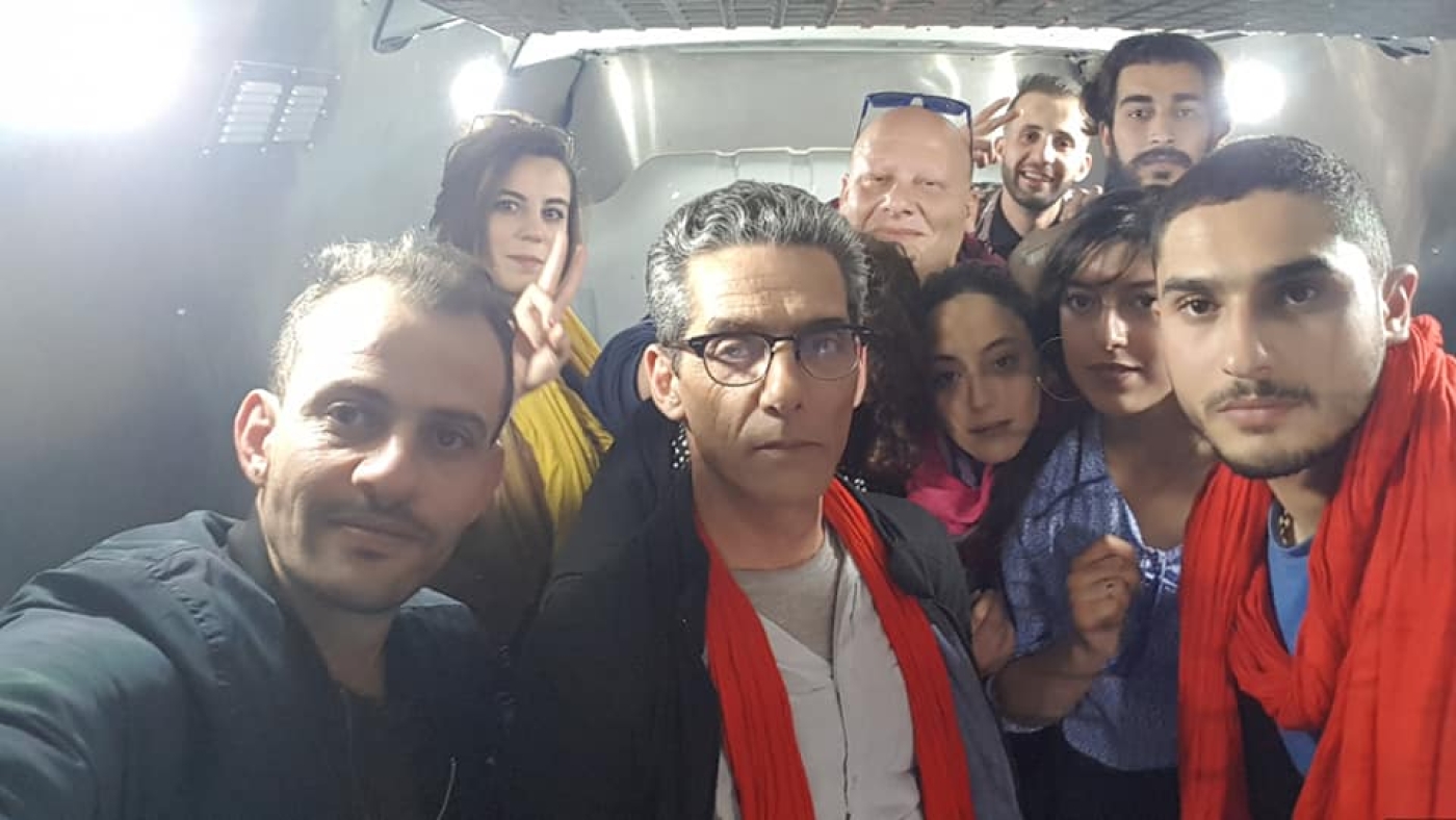 Hakim Addad, dans un fourgon de police en avril 2019, avec un groupe d'activistes de l'association RAJ et du parti MDS (Facebook)
