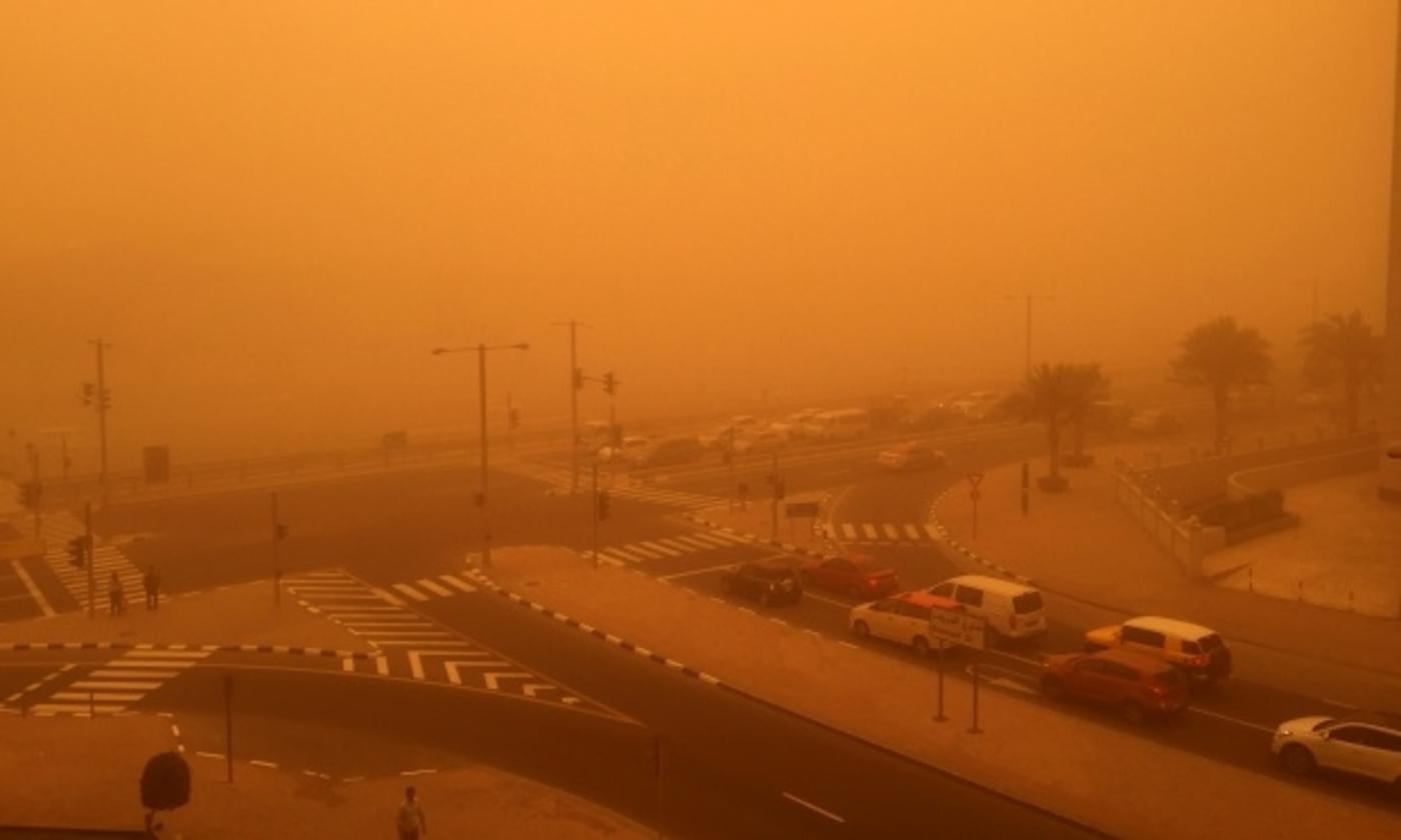 Des vents violents transportant du sable s’abattent sur les Émirats arabes unis, en 2015 (AFP)