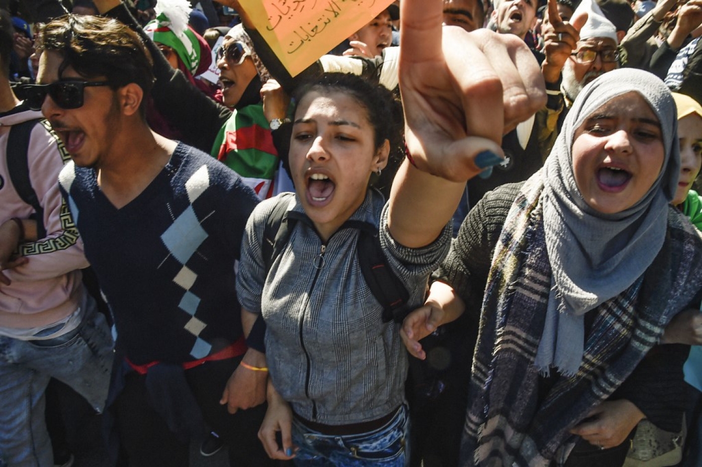 Des étudiants réclament un changement de système politique lors des marches hebdomadaires organisées dans le sillage du hirak en 2019, vaste mouvement populaire ayant conduit à la démission d’Abdelaziz Bouteflika (AFP/Ryad Kramdi)