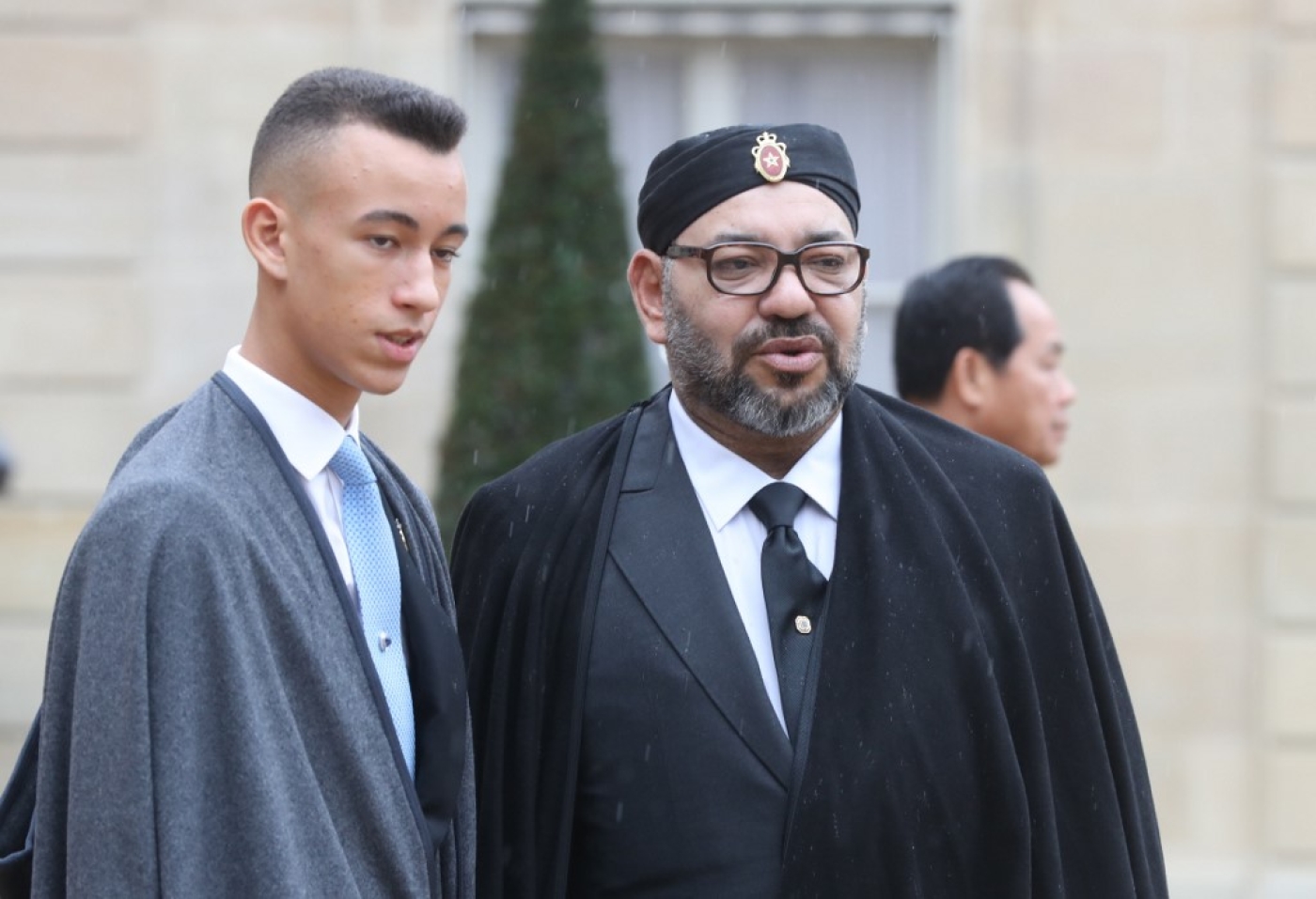 Le roi du Maroc Mohammed VI et le prince héritier Moulay Hassan, à Paris, pour les cérémonies du 110e anniversaire de l’Armistice du 11 novembre 1918 (AFP)