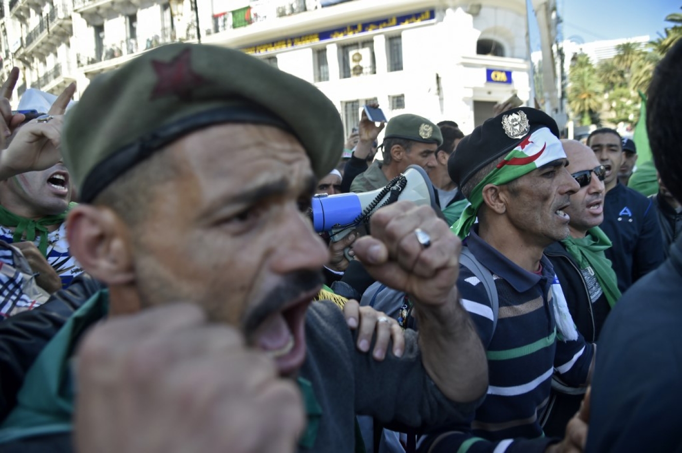 Des vétérans de la guerre civile algérienne manifestent contre le président Abdelaziz Bouteflika, à Alger, le 29 mars 2019 (AFP)