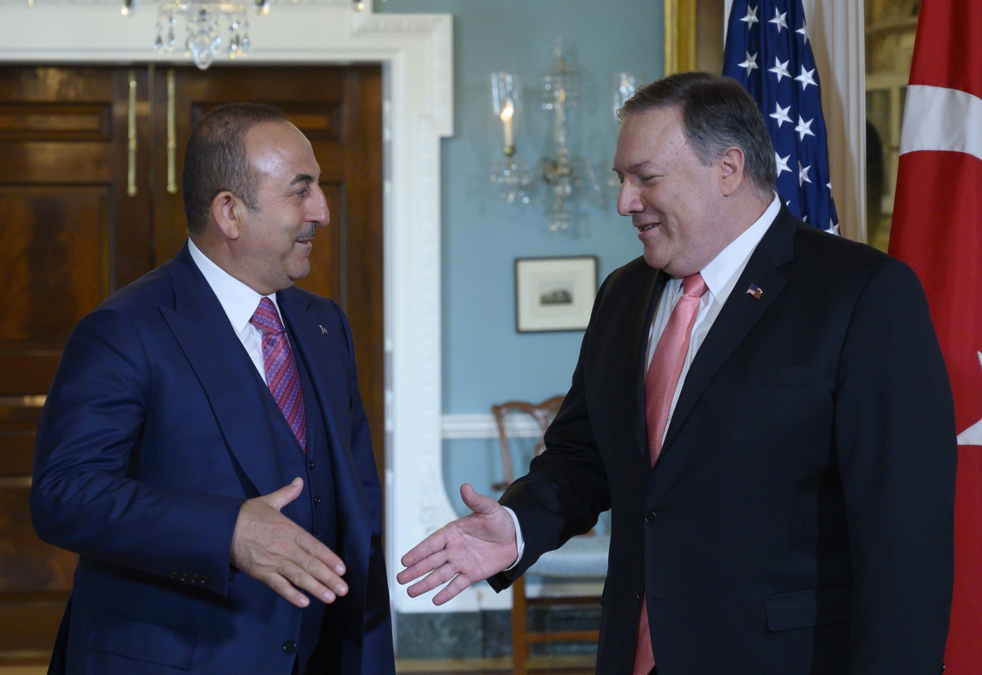 Le secrétaire d’État américain Mike Pompeo rencontre le ministre turc des Affaires étrangères Mevlüt Çavuşoğlu au département d’État des États-Unis à Washington, le 3 avril 2019 (AFP)