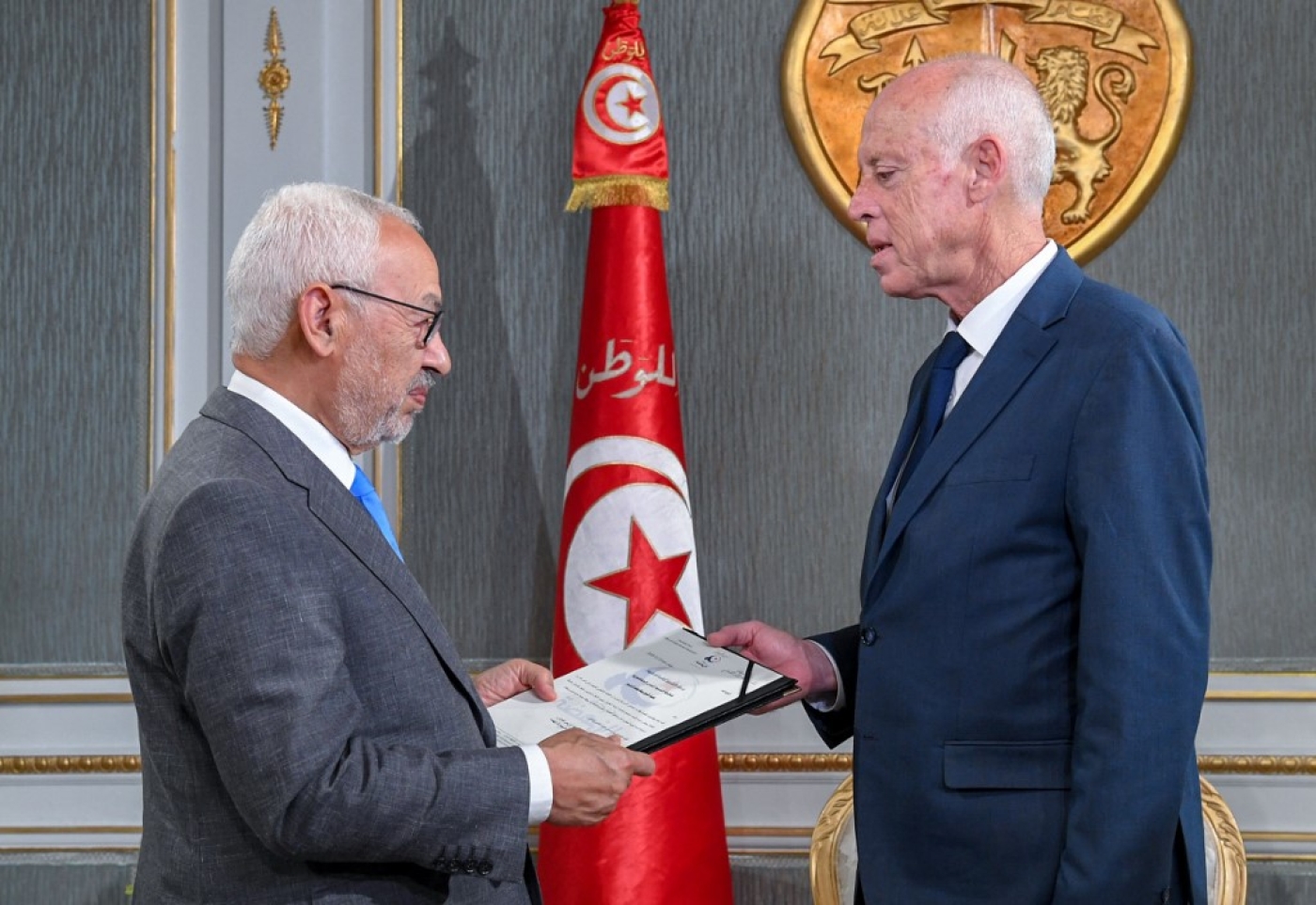 Le président tunisien Kais Saied avec le dirigeant d’Ennahdha et président du Parlement Rached Ghannouchi au palais présidentiel de Carthage, le 15 novembre 2019 (AFP)