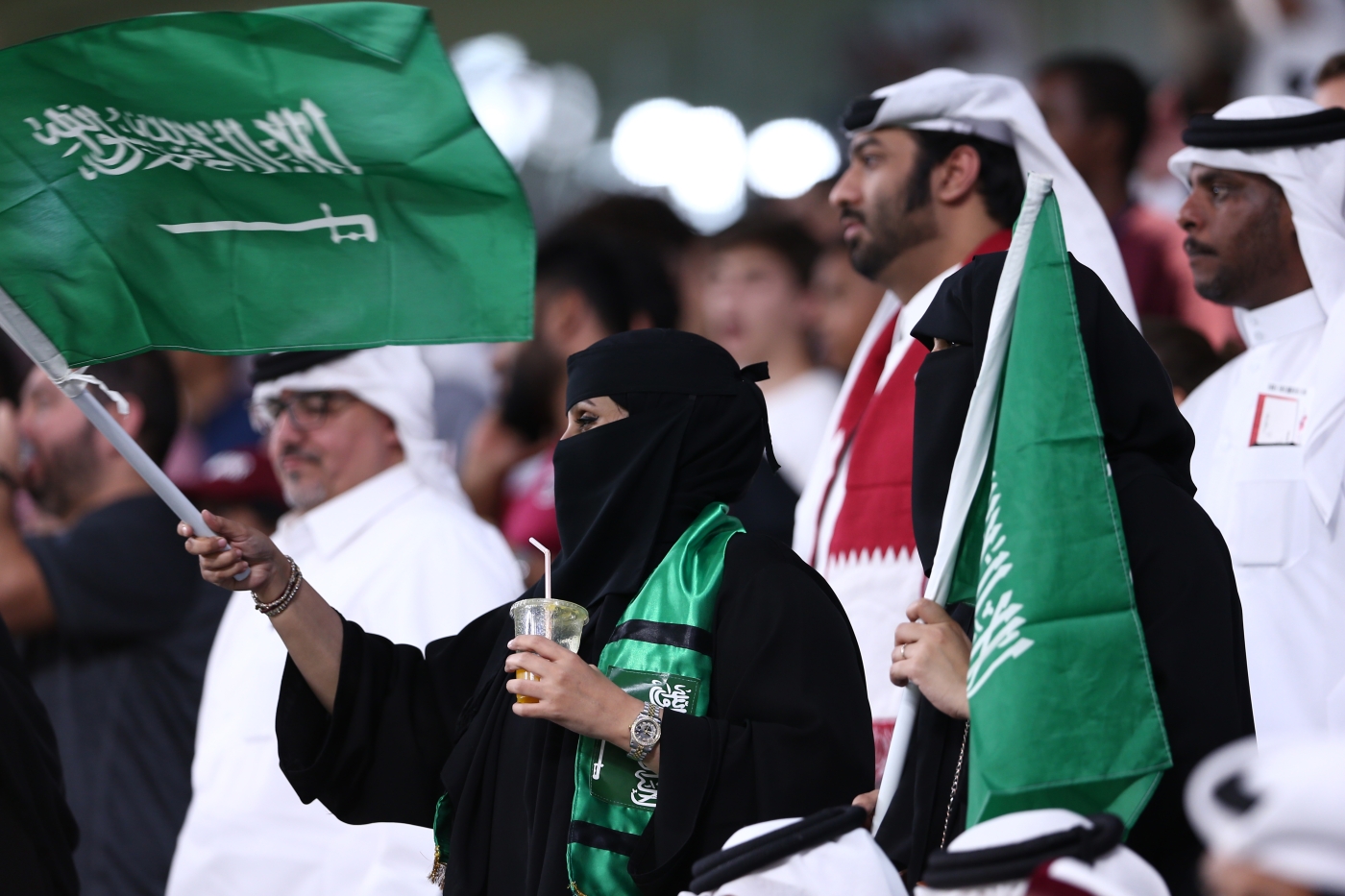 Des supporters agitent des drapeaux lors d’un match de football entre le Qatar et l’Arabie saoudite, en décembre 2019 (AFP)
