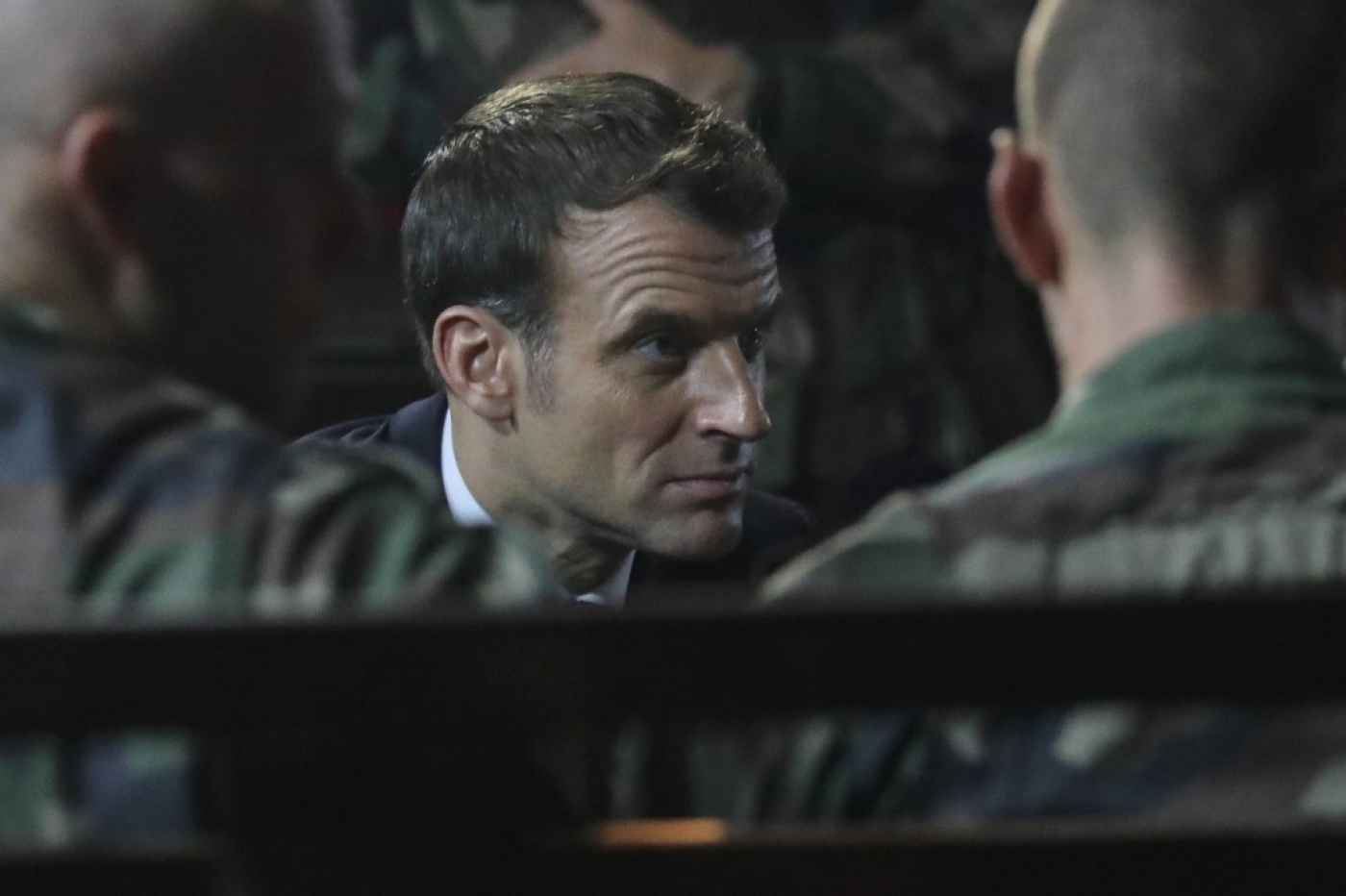 Emmanuel Macron rencontre les militaires de la force Barkhane en Côte d’Ivoire, le 20 décembre 2019 (AFP)