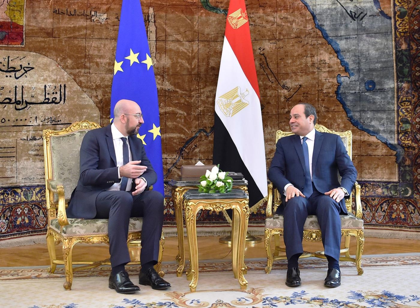 Le président égyptien Abdel Fattah al-Sissi (à droite) rencontre le président du Conseil européen Charles Michel au palais présidentiel du Caire, le 12 janvier 2020 (AFP)