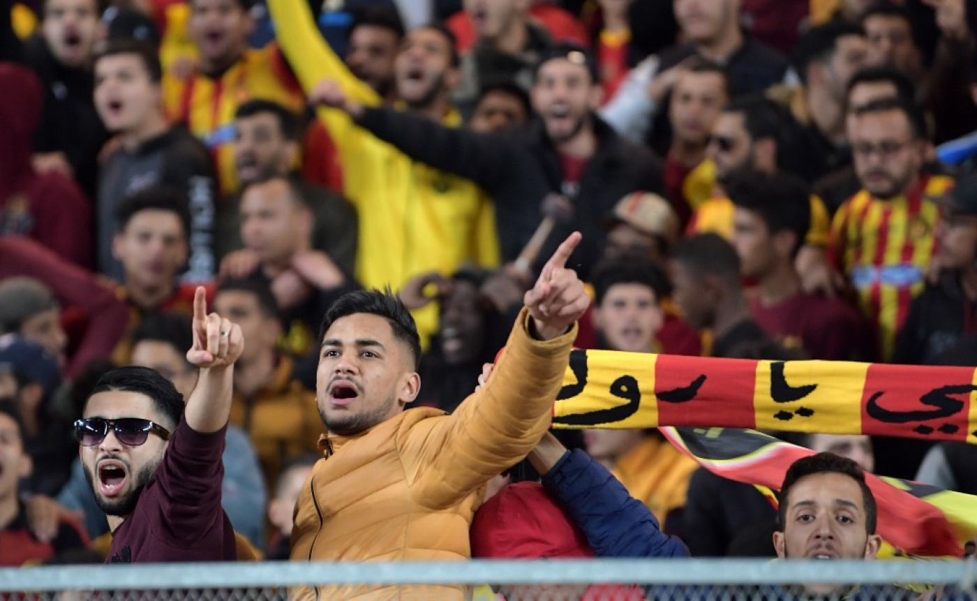 Un supporteur de l’Espérance sportive de Tunis, club mythique de la capitale, lors d’un match de quart de finale contre le Zamalek du Caire, à Tunis, le 6 mars 2020 (AFP)