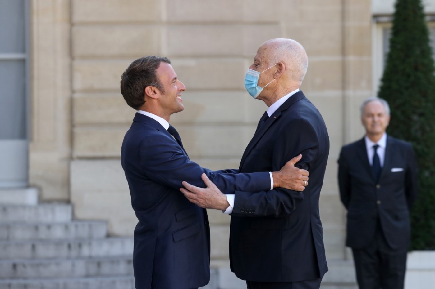 Emmanuel Macron reçoit Kais Saied à l’Élysée, le 22 juin 2020 (AFP)