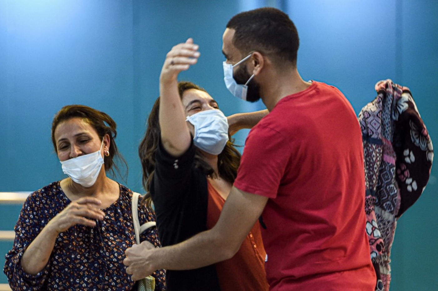 Retrouvailles entre membres d’une famille à l’aéroport Tunis-Carthage, le 27 juin 2020 (AFP)