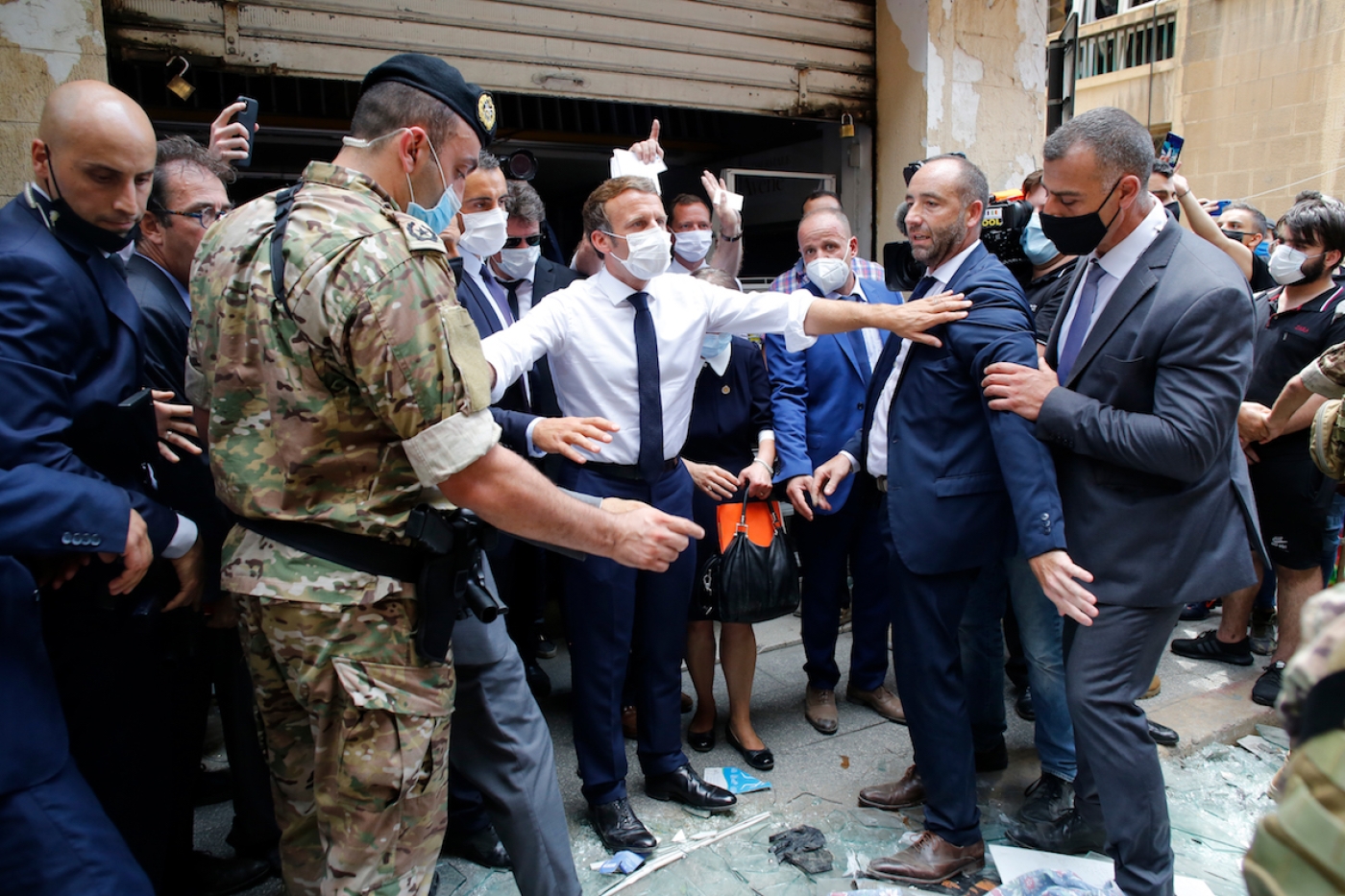 Emmanuel Macron à Beyrouth, le 6 août 2020, deux jours après la double explosion au port qui a fait au moins 188 morts (AFP)