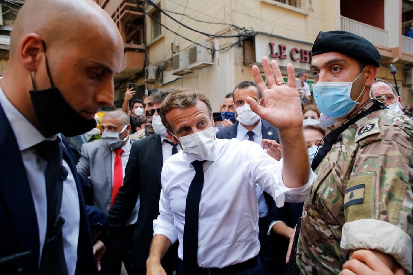 Bain de foule pour Emmanuel Macron à Beyrouth, le 6 août 2020 (AFP)