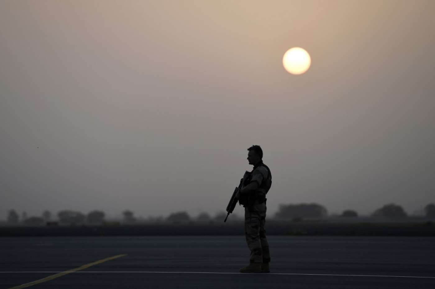 La France et ses partenaires européens ont officialisé jeudi 17 février leur retrait militaire du Mali. En photo, un soldat de la force Barkhane à l’aéroport de Bamako (AFP/Miguel Medina)
