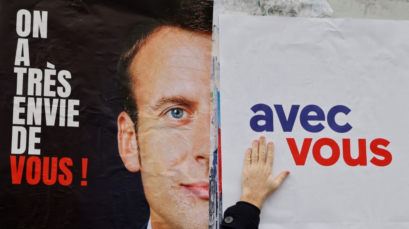 Affiche placardée par le mouvement Les jeunes avec Macron à Issy-les-Moulineaux, près de Paris, le 28 février 2022 (AFP/Ludovic Marin)