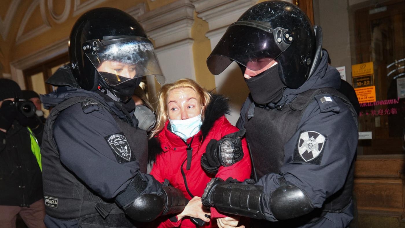 Des policiers interpellent une femme au cours d’une manifestation contre l’invasion russe de l’Ukraine, le 24 février 2022 dans le centre de Saint-Pétersbourg (AFP)