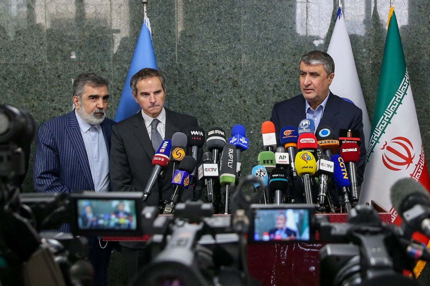 Le chef de l’Agence internationale de l’énergie atomique (AIEA) Rafael Grossi (au centre) et le chef de l’Organisation iranienne de l’énergie atomique Mohammad Eslami (droite), à Téhéran, le 5 mars 2022 (AFP)