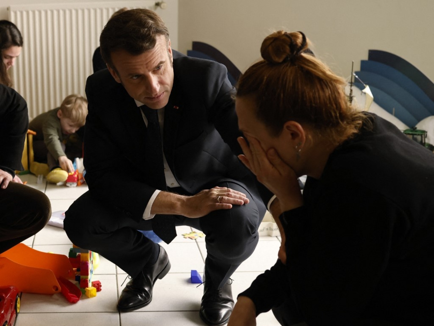 Le président français, Emmanuel Macron, visite un centre pour réfugiés ukrainiens dans le Maine-et-Loire, le 15 mars 2022 (AFP/Yoan Valat)