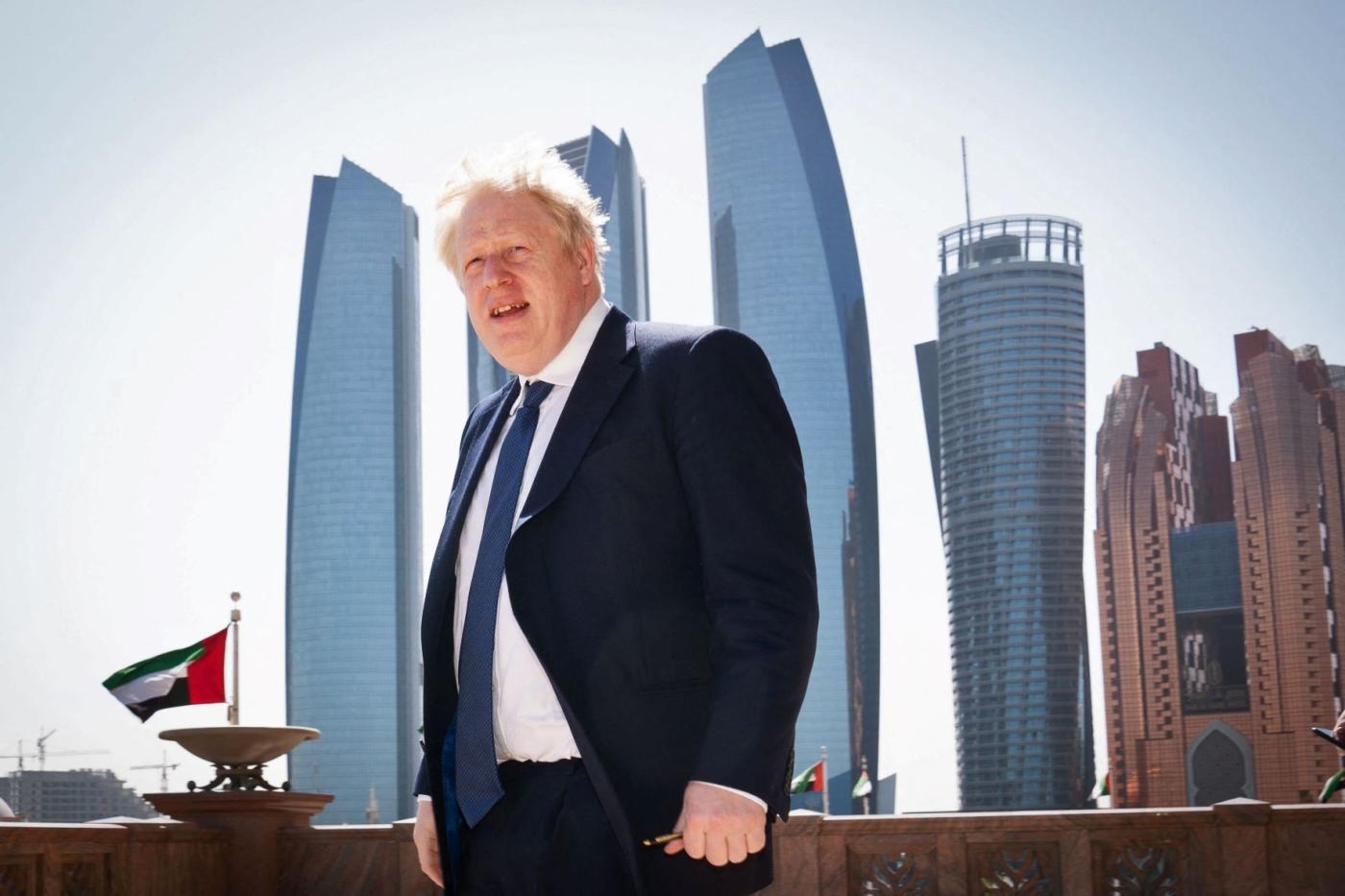 Boris Johnson arrive pour une interview à l’hôtel Emirates Palace à Abou Dabi lors de sa visite aux Émirats arabes unis, en mars 2022 (AFP)