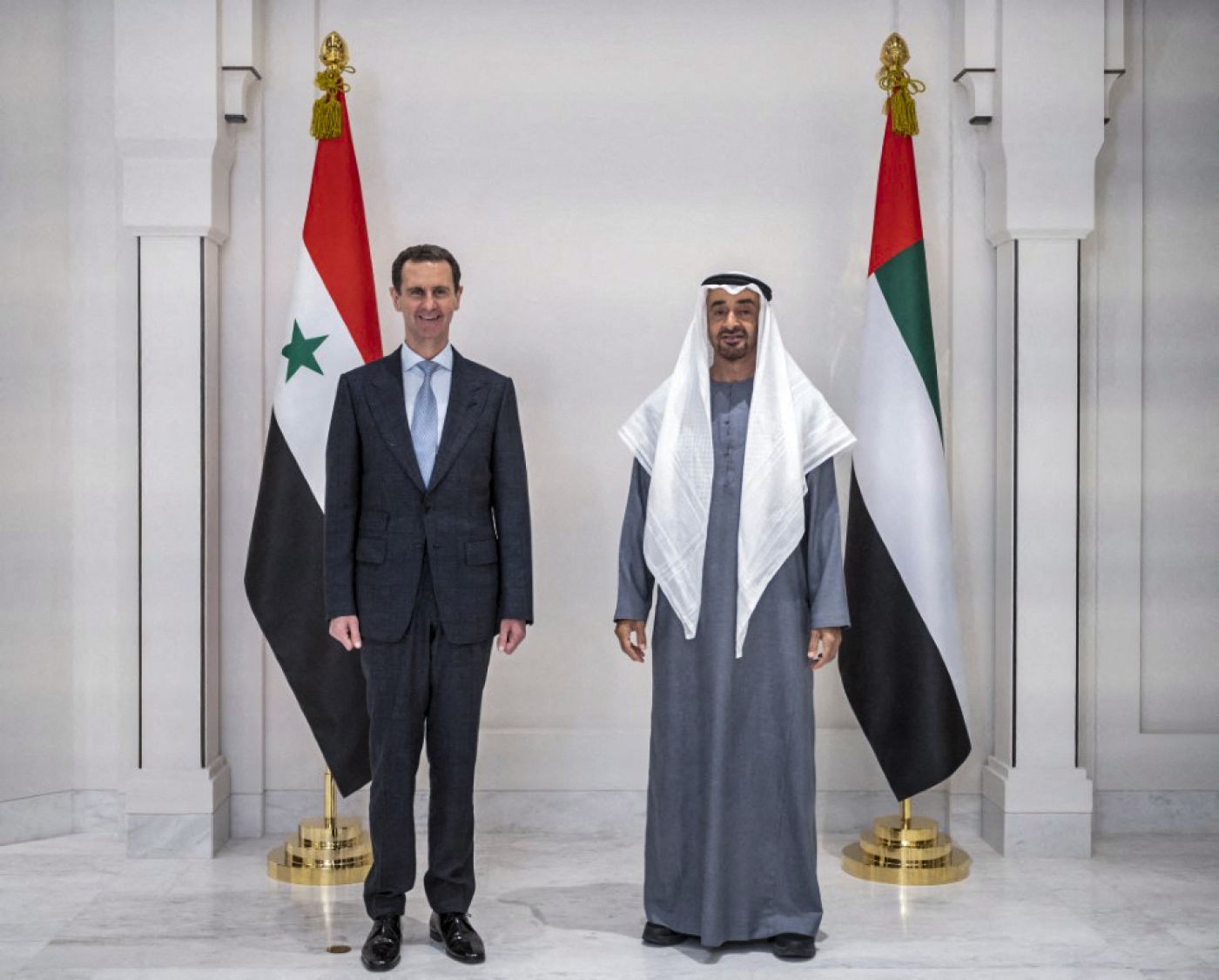 Le président syrien, Bachar al-Assad est accueilli, à Abou Dabi, par le prince héritier Mohammed ben Zayed, le 18 mars 2021 (WAM/AFP)