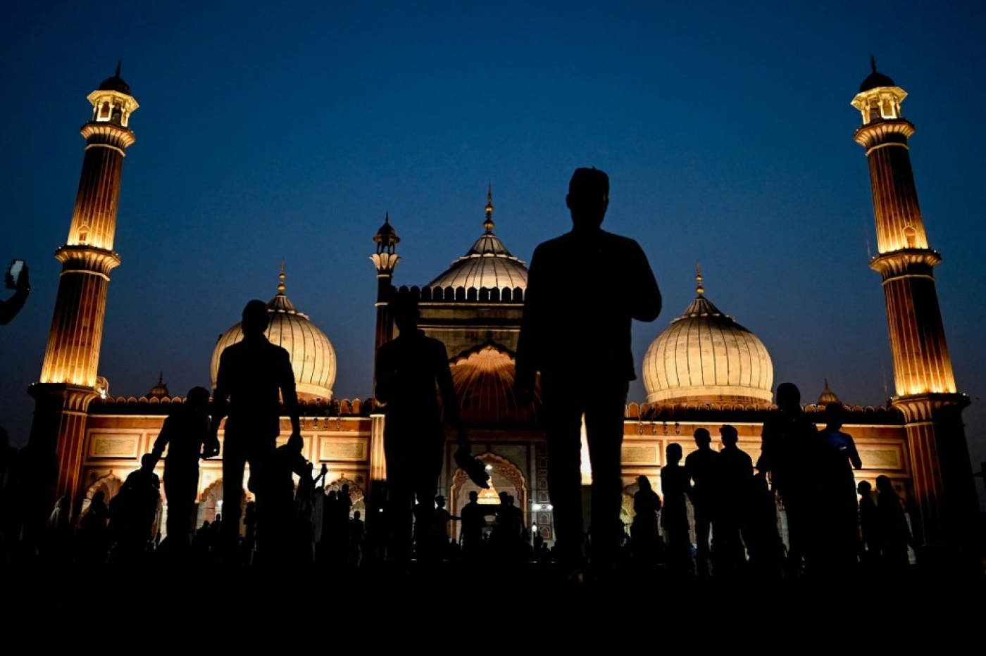 Des fidèles musulmans se pressent devant la mosquée Jama Masjid de Delhi, en Inde, le 2 avril 2022 (AFP/Sajjad Hussain)