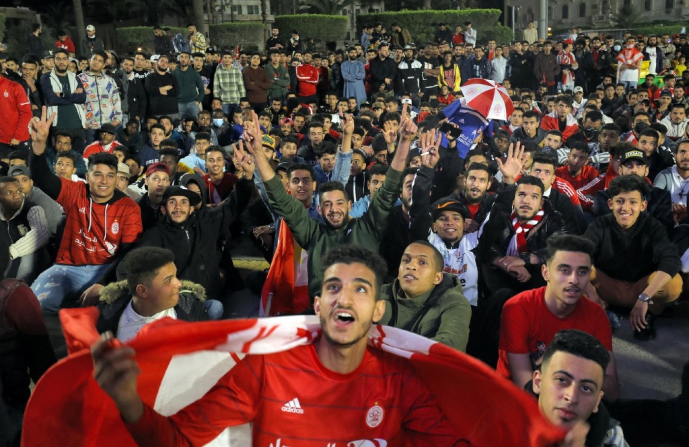 Le 17 avril dernier, des milliers de supporters des deux clubs de Tripoli se sont rassemblés afin de regarder sur écran géant le match aller du quart de finale de la CAF (AFP/Mahmoud Turkia)