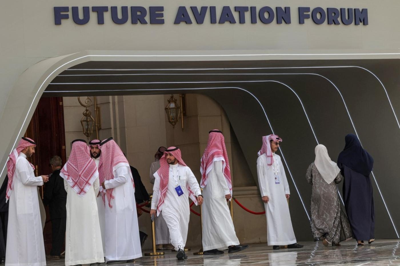 Des employés saoudiens accueillent des visiteurs au Future Aviation Forum, le 9 mai 2022 à Riyad (AFP)
