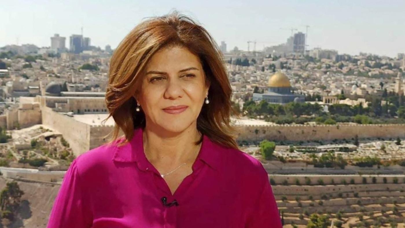 Shireen Abu Akleh, vêtue d'un gilet de presse, a été touchée à la tête lors de sa couverture d'une incursion israélienne à Jénine en Cisjordanie (AFP/Al Jazeera)