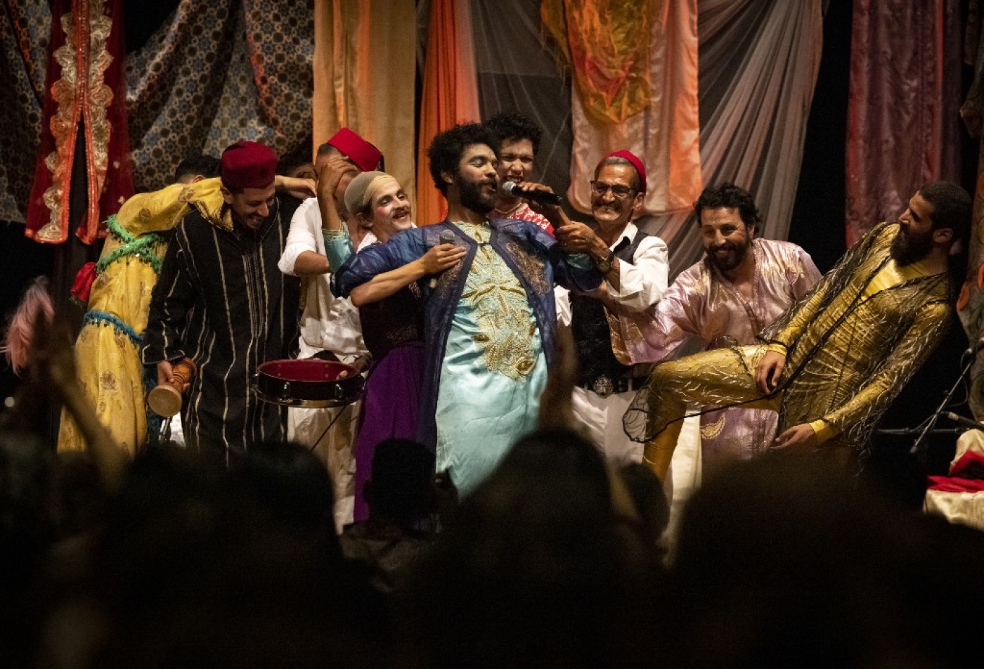 Des membres de la troupe entièrement masculine « Kabareh Cheikhats » se produisent dans un théâtre de la capitale marocaine Rabat, le 3 juin 2022 (AFP/FADEL SENNA)