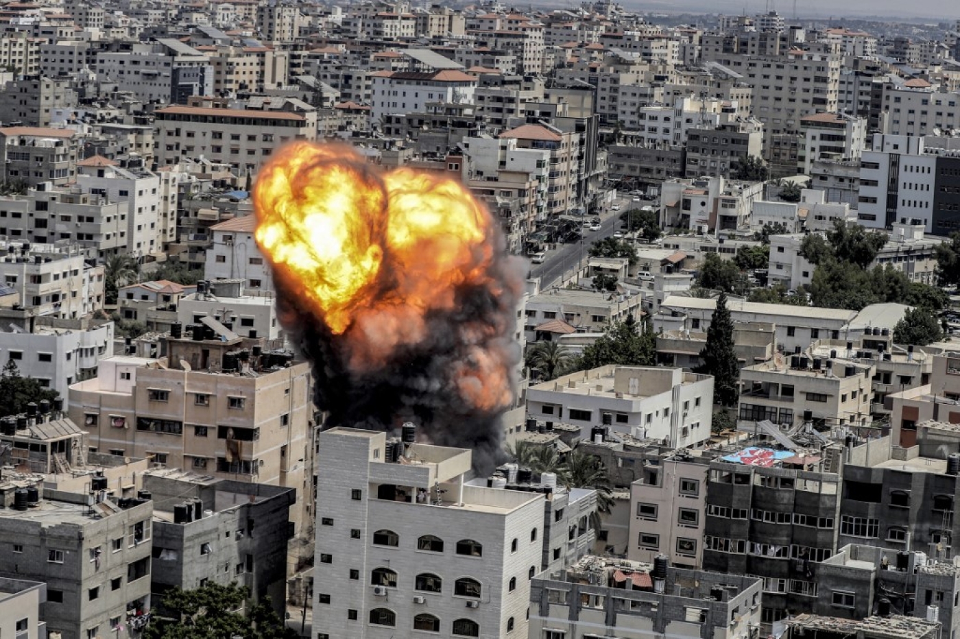 Une boule de feu éclate à la suite d’une frappe aérienne israélienne sur un bâtiment de la ville de Gaza le 6 août 2022 (AFP/Ashraf Amra)