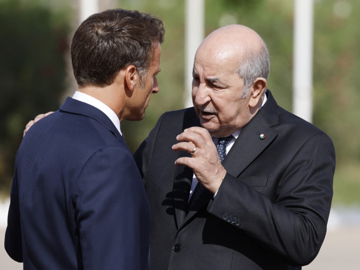 Discussion entre les présidents français et algérien, Emmanuel Macron et Abdelmadjid Tebboune, à l’aéroport d’Alger, au terme du voyage de Macron en Algérie, le 27 août 2008 (AFP/Ludovic Marin) 