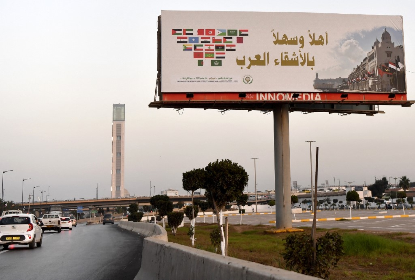 À l’occasion du sommet des chefs d’État arabes des 1er et 2 novembre 2022, une affiche à Alger annonce : « Bienvenue à nos frères arabes » (AFP/Fethi Belaid)