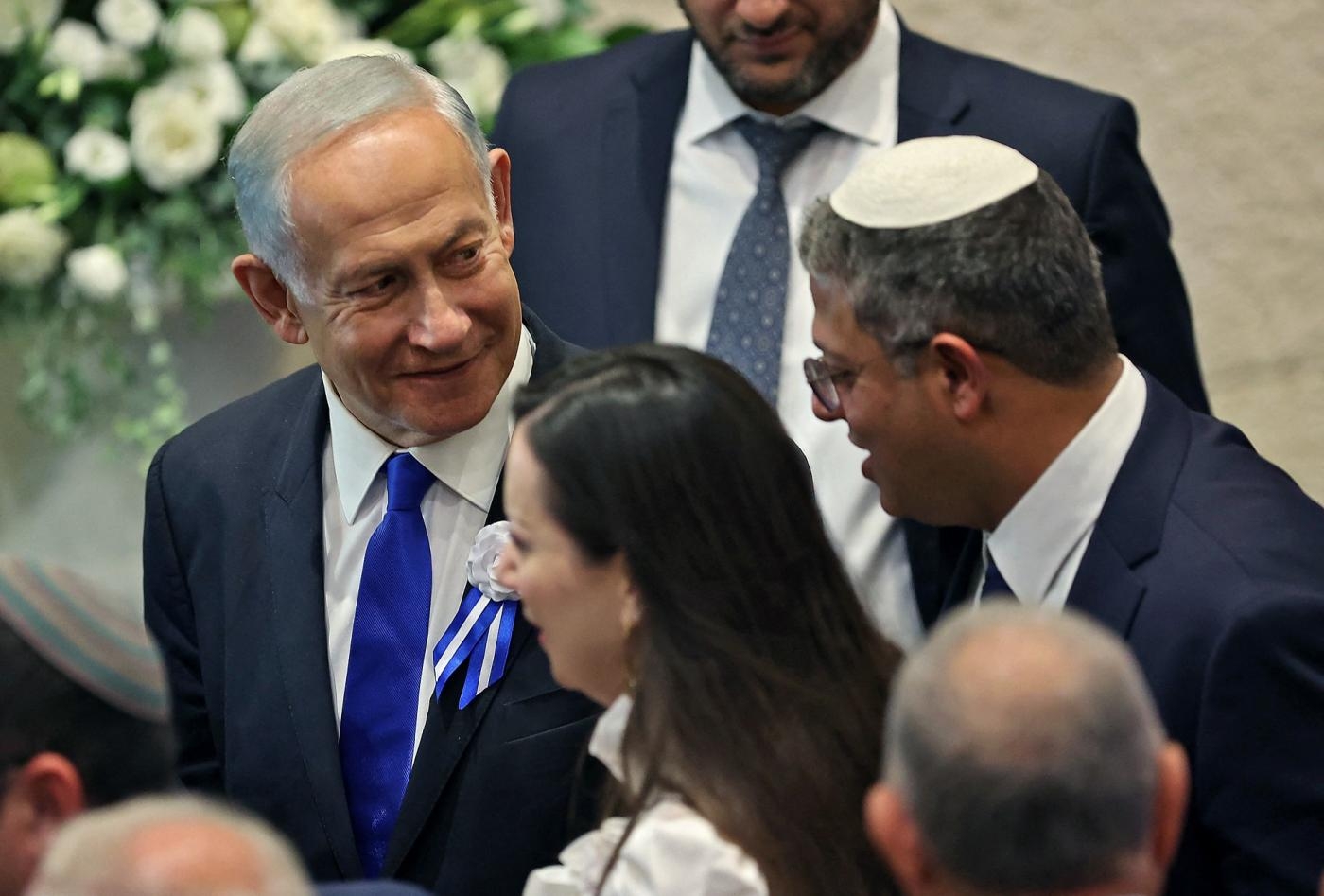 Itamar Ben-Gvir (à droite) discute avec le futur Premier ministre Benyamin Netanyahou (à gauche) lors de la cérémonie de prestation de serment du nouveau Parlement israélien, le 15 novembre à Jérusalem (AFP)