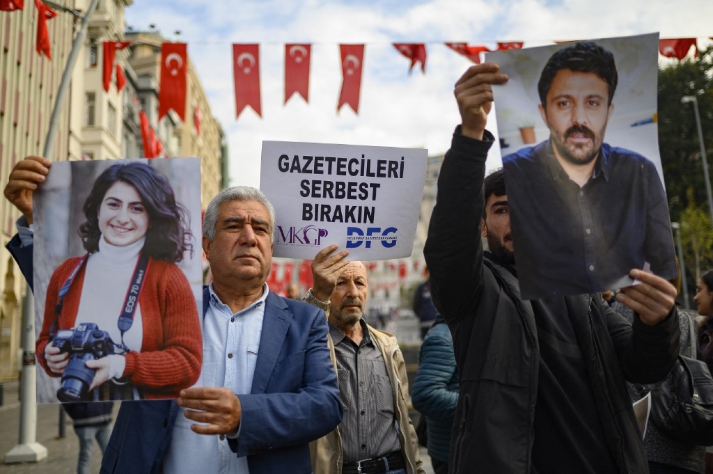 Des personnes participent à une manifestation contre l’arrestation de neuf journalistes travaillant pour des médias kurdes dont l’agence de presse Mezopotamya à Istanbul, le 31 octobre 2022 (AFP/Yasin Akgul)