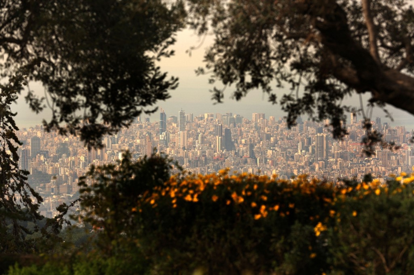 Une vue sur la capitale libanaise, Beyrouth, depuis la ville de Roumieh, dans la région de Metn (AFP/Patrick Baz)