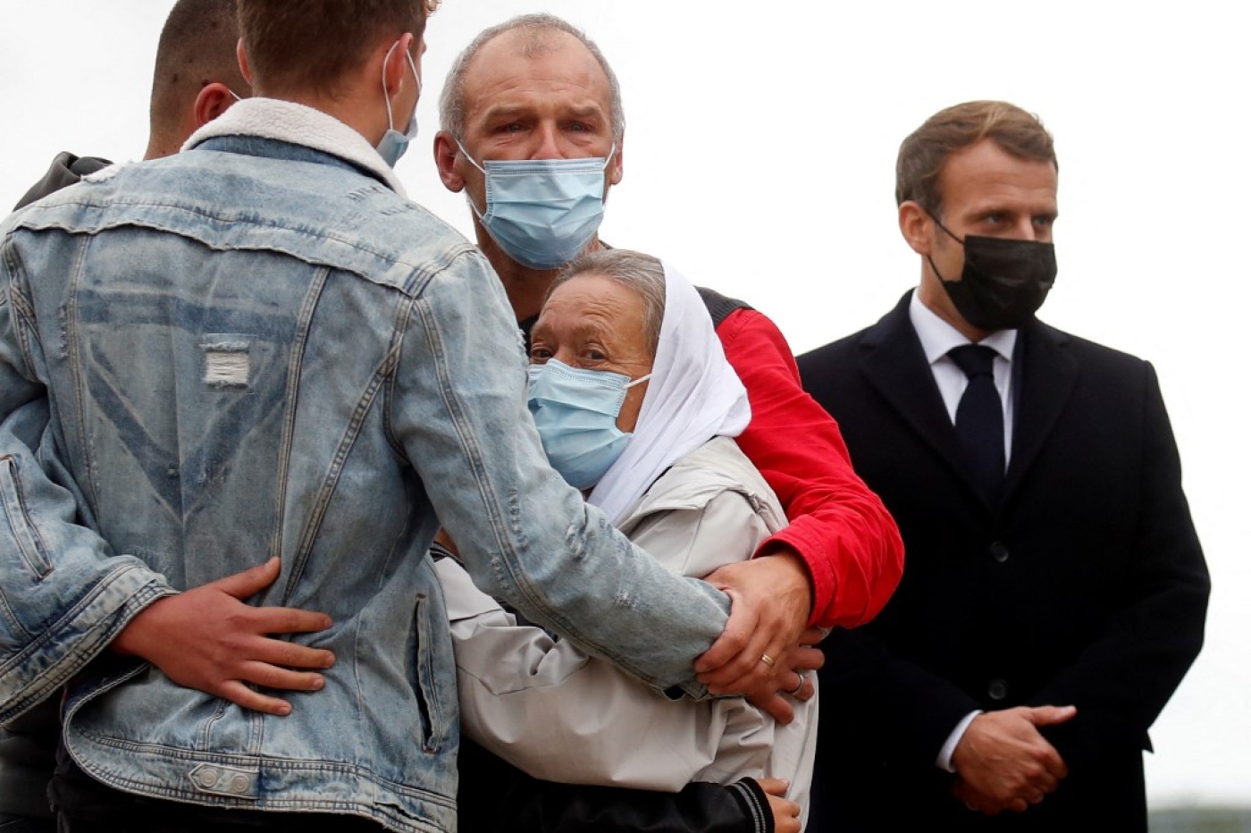 Sophie Pétronin à son arrivée en France, le 9 octobre 2020, accueillie par sa famille et le président Emmanuel Macron (AFP/Gonzalo Fuentes)