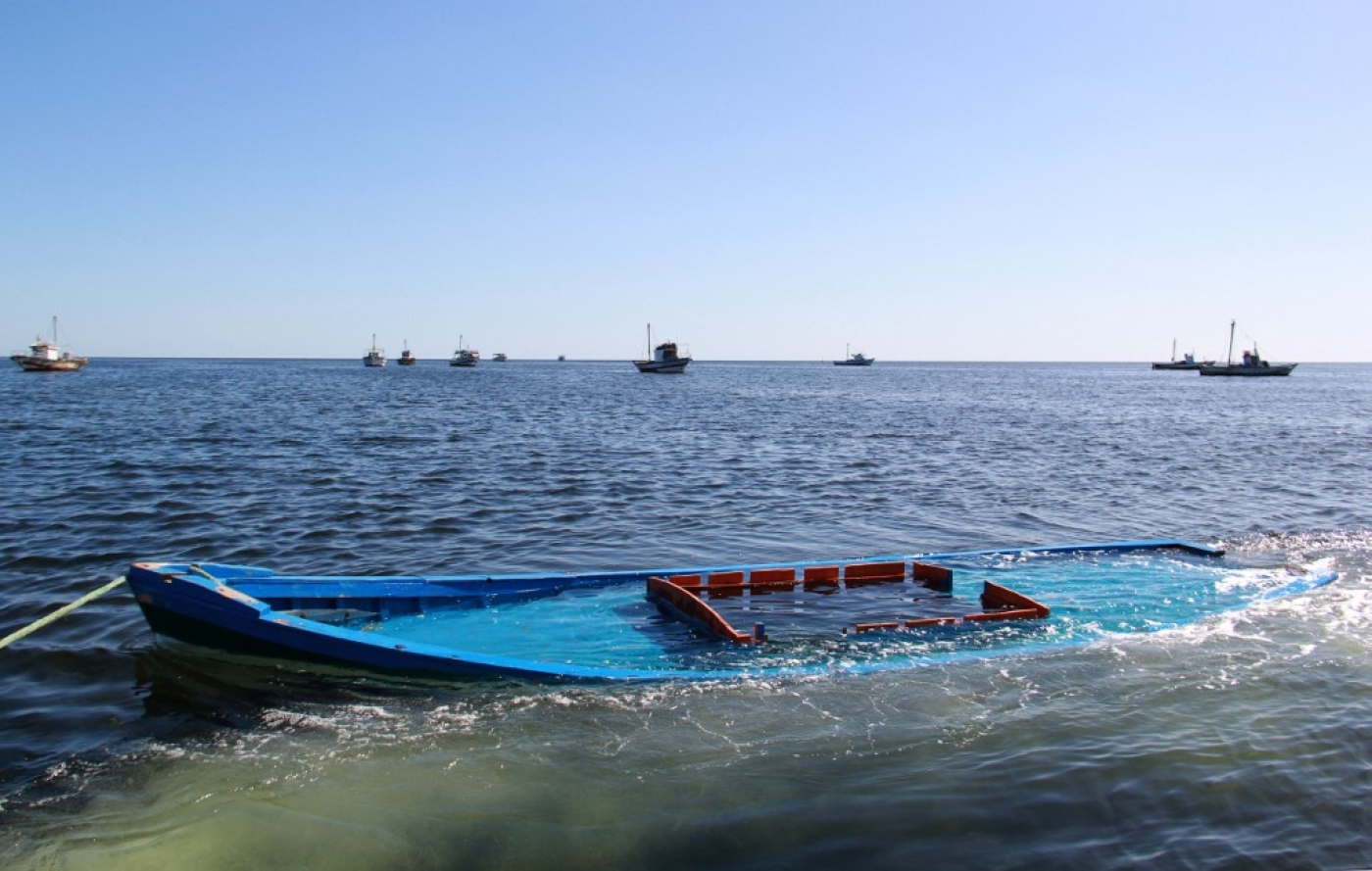 Une photo prise le 13 octobre 2020 montre un bateau qui transportait 29 personnes et a coulé au large des côtes tunisiennes (AFP)
