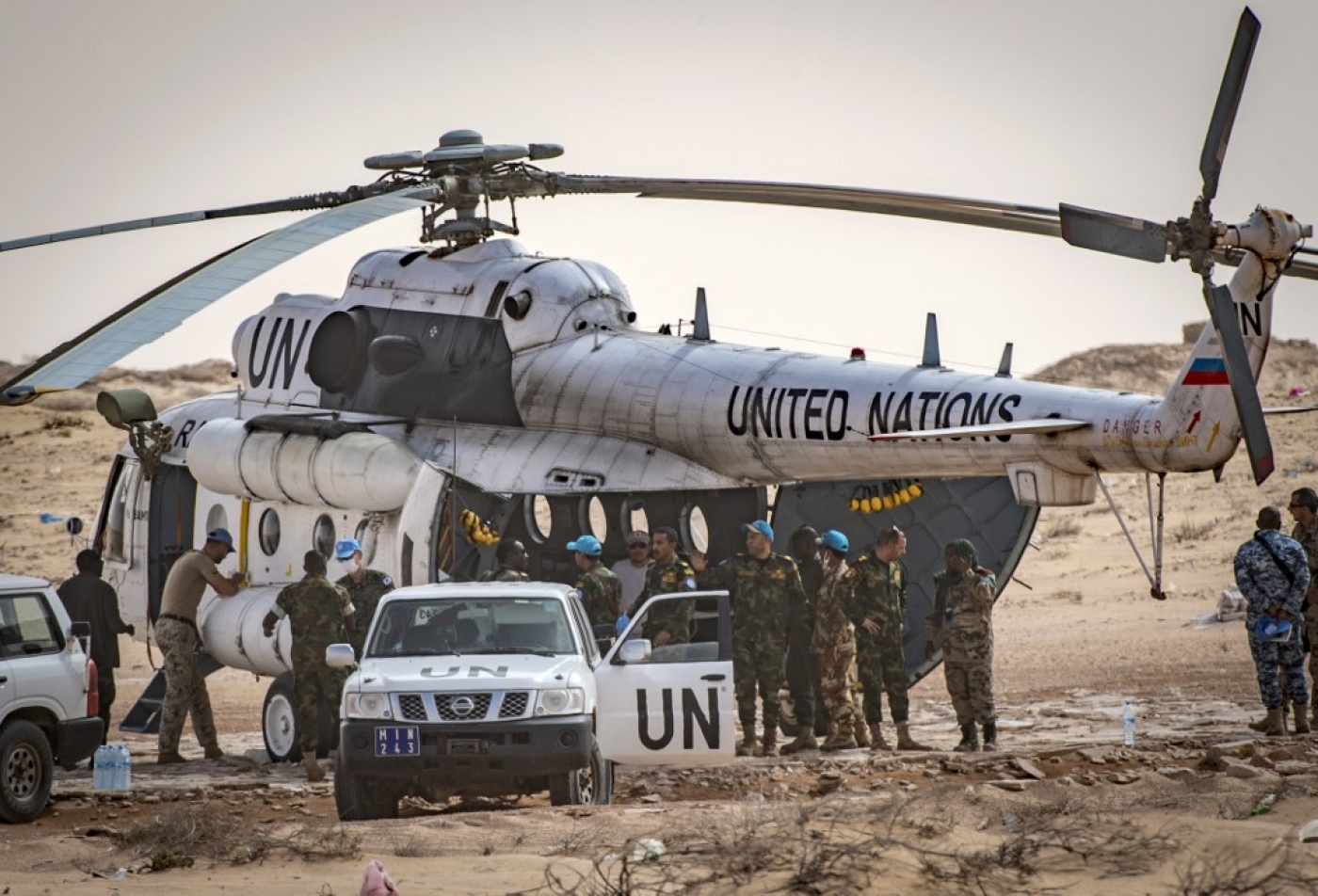 Le personnel de la MINURSO au point de passage de Guerguerat, entre le Maroc et la Mauritanie, le 25 novembre 2020 (AFP/Fadel Senna)
