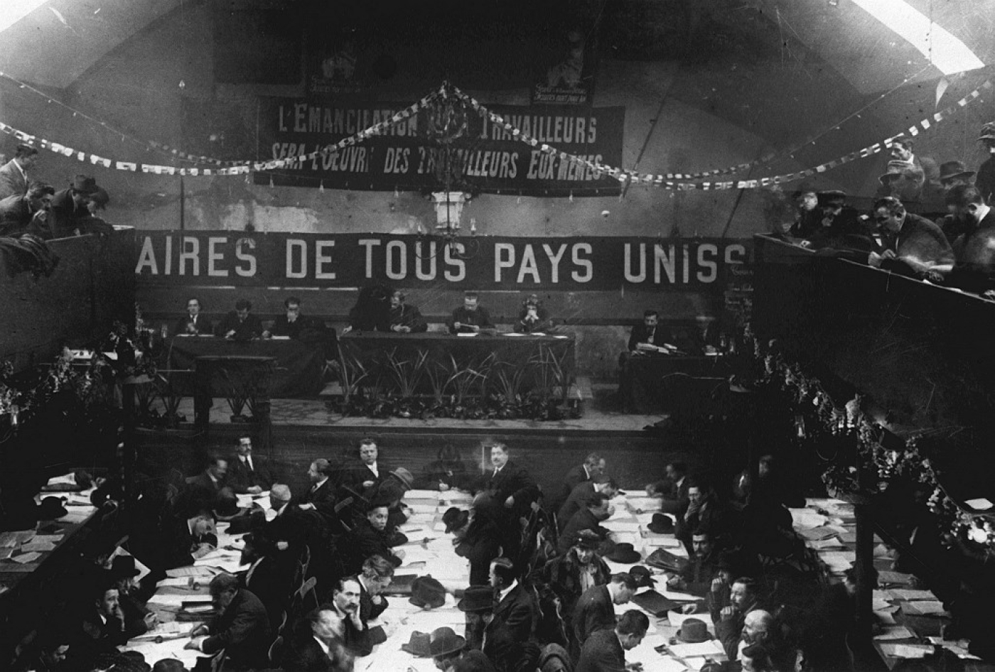 Cette photo d’archive prise le 26 décembre 1920 montre les délégués de la SFIO (Section française de l’Internationale ouvrière) participant aux travaux du Congrès de Tours qui a marqué la scission entre le Parti socialiste français et la nouvelle section française de l’Internationale communiste (AFP)