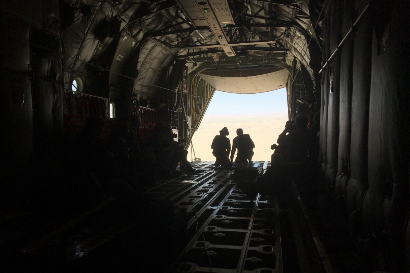 Le Premier ministre français Jean Castex (à droite) regarde à bord d’un avion militaire volant vers le Tchad, le 31 décembre 2020, après avoir passé le réveillon du Nouvel an avec les troupes françaises de Barkhane déployées au Sahel (AFP/Jérémy Marot)