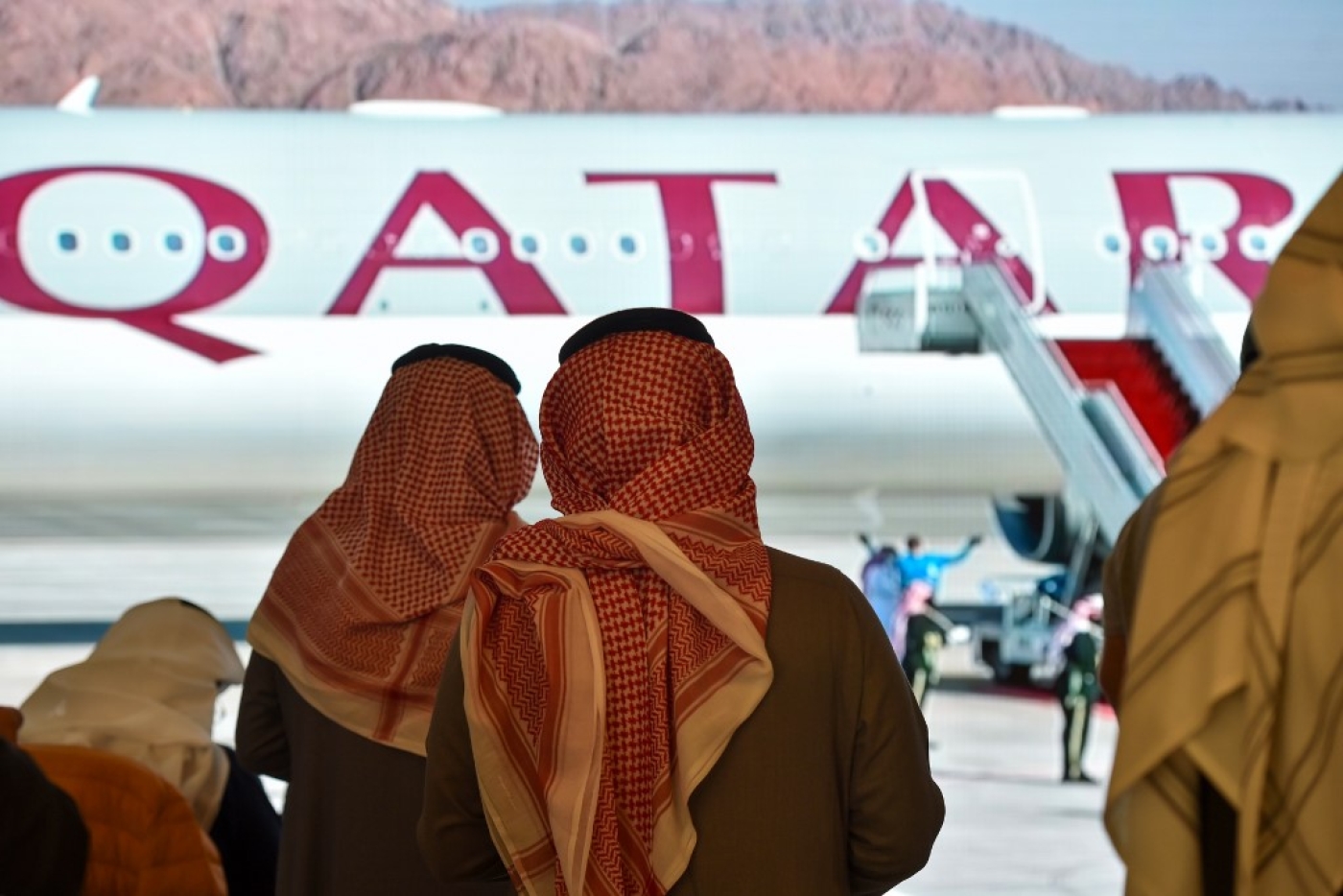 Arrivée à al-’Ula, en Arabie saoudite, de l’avion de la délégation qatarie menée par le prince Tamim, le 5 janvier 2021 (AFP)
