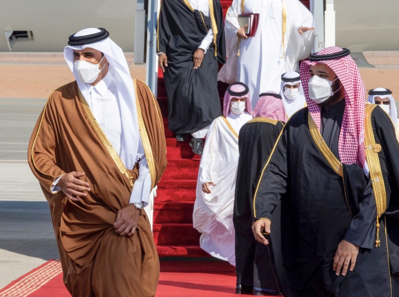 Le prince héritier saoudien Mohammed ben Salmane accueille Tamim ben Hamad al-Thani, émir du Qatar, à son arrivée à Al-‘Ula, le 5 janvier 2021 (AFP)