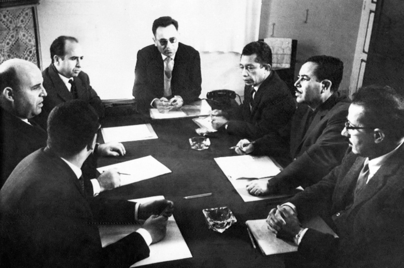 Lakhdar Ben Tobbal (troisième depuis la droite) lors d’une réunion du Gouvernement provisoire de la République algérienne, à Tunis, le 6 février 1962 (AFP) 