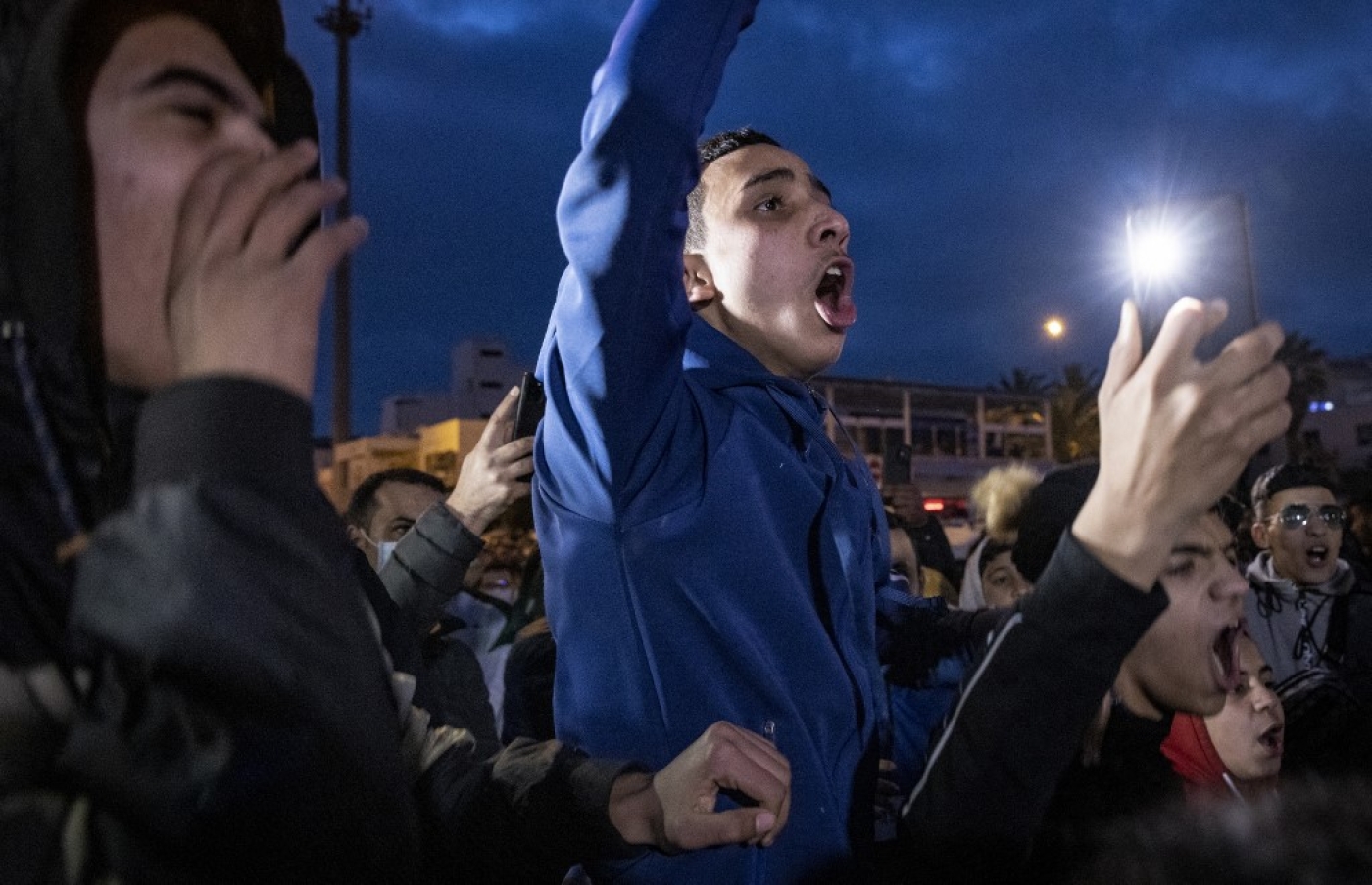 De jeunes Marocains manifestent à Fnideq, au nord du Maroc, contre la fermeture de la frontière avec l’enclave espagnole de Melilla, le 19 février 2021 (AFP)