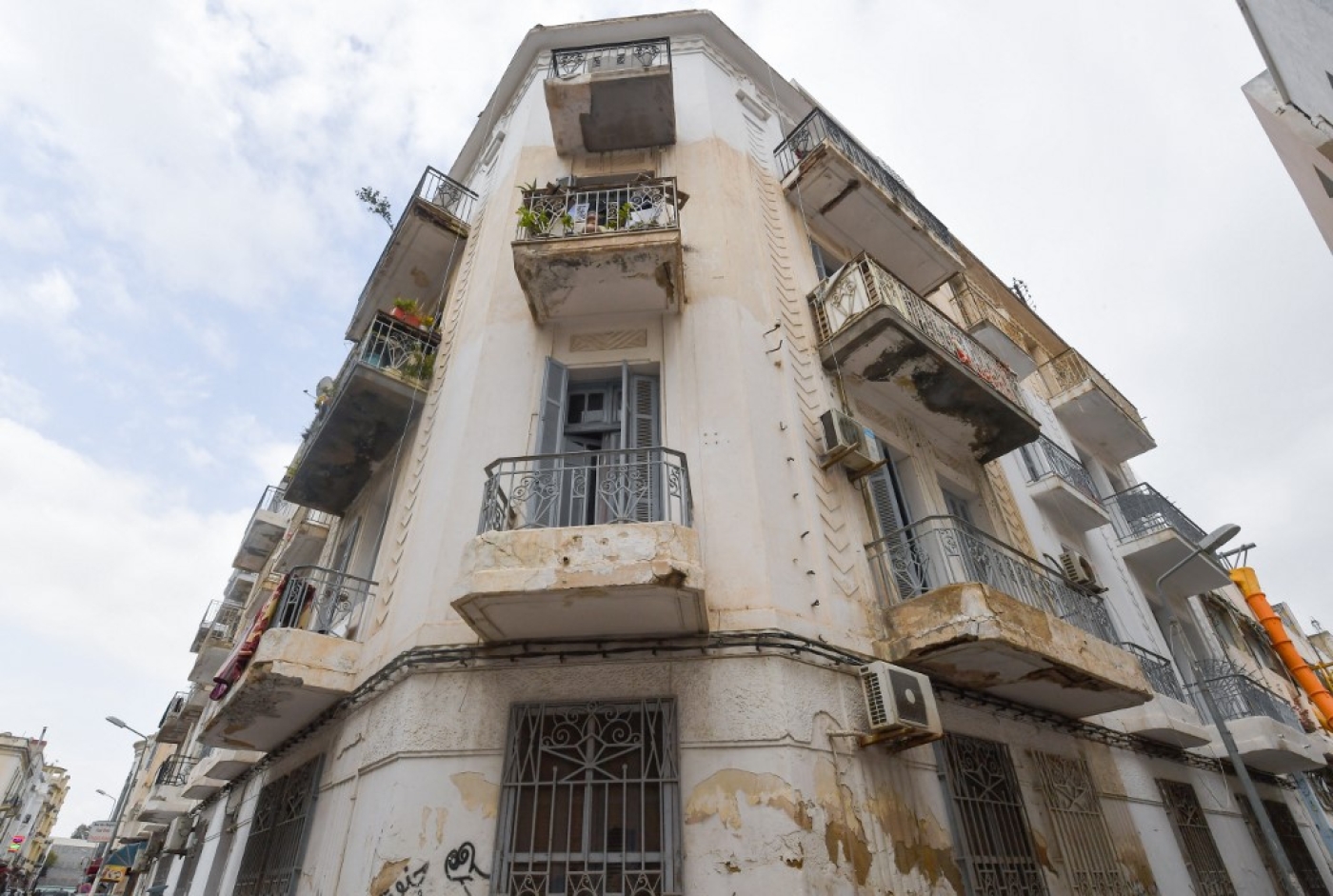 Les balcons d’un immeuble datant de près d’un siècle, à Tunis, menacent de s’effondrer (AFP/Fethi Belaïd)