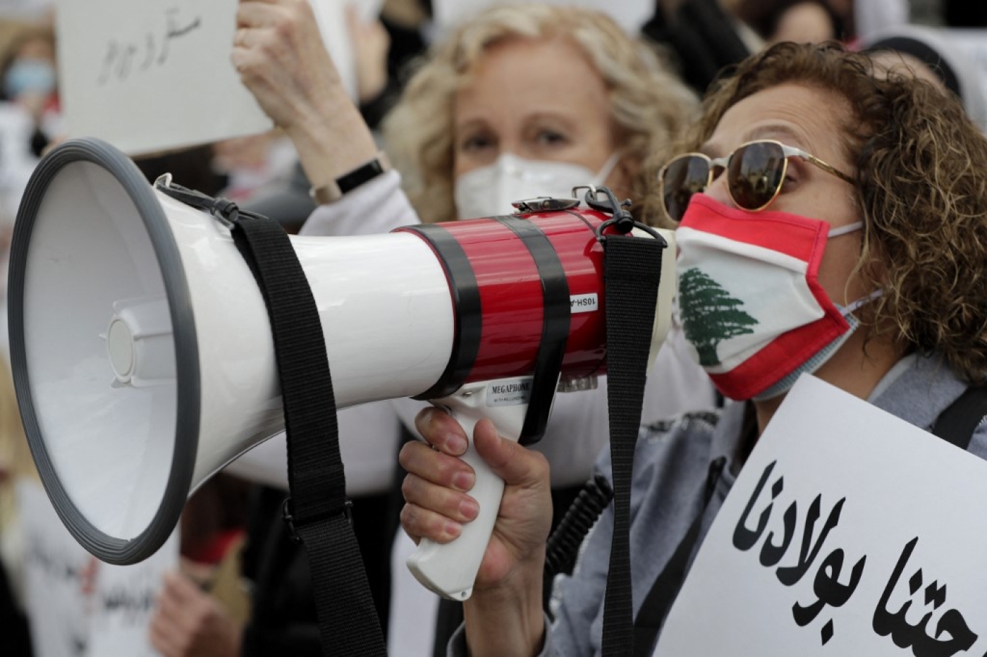 Des Libanaises protestent contre la paralysie politique du pays et la profonde crise économique à Beyrouth à l’occasion de la fête des mères, le 20 mars 2021(AFP/Anwar Amro)