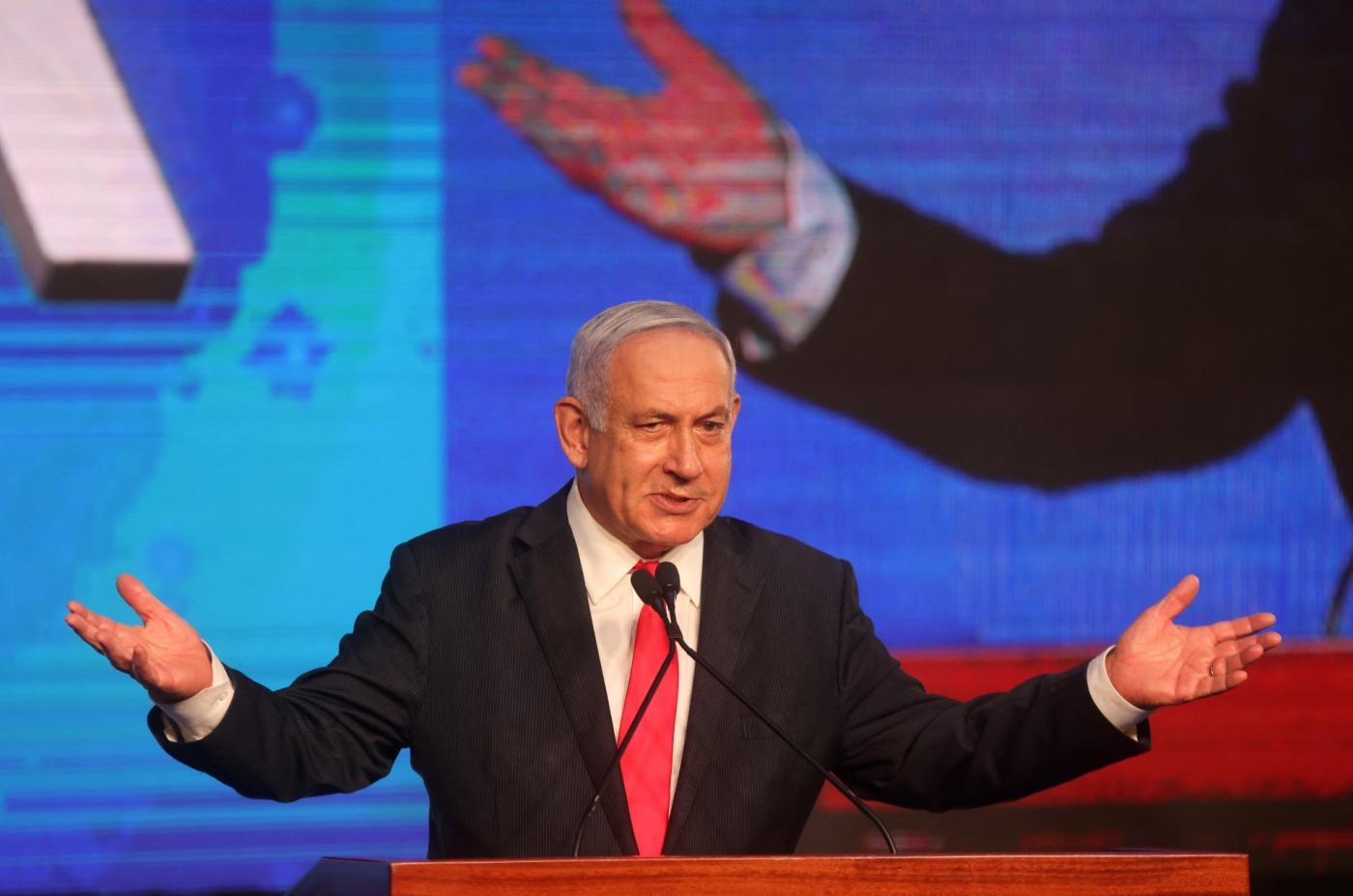 Le Premier ministre israélien Benyamin Netanyahou, dirigeant du Likoud, s’adresse à ses partisans au siège de campagne du parti, à Jérusalem (AFP)